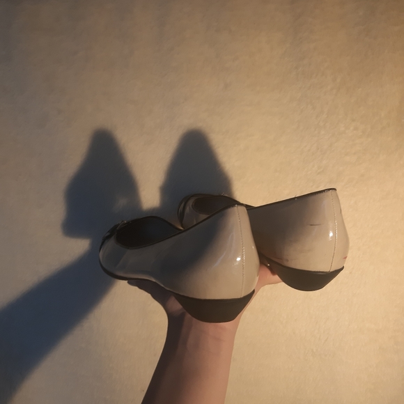 Naturalizer beige and black flats with gold strap - Picture 7 of 14